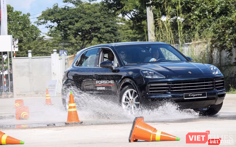 Mọi thứ vẫn được kiểm soát dù chiếc xe đã thoáng chốc bị trôi trượt theo quán tính do bề mặt đường quá trơn.
