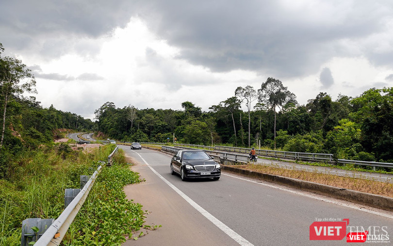 Cung đường xuyên rừng quốc gia Phú Quốc liên tục có nhiều khúc cua gắt nhưng S-Class luôn giữ được sự cân bằng ổn định gần như tuyệt đối.