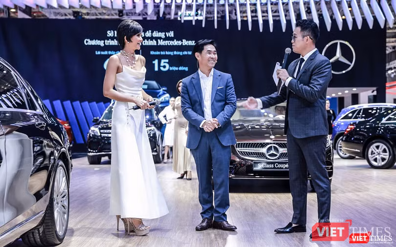 Hoa hậu Hoàn vũ Việt Nam 2017 – H’Hen Niê là khách mời trong buổi ra khai mạc gian hàng Mercedes-Benz.