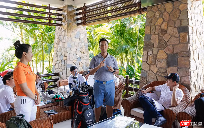 Huấn luyện viên của sân VinPearl Golf Phú Quốc Resort giới thiệu về lịch sử bộ môn golf và các loại gậy sử dụng trong bộ môn thể thao quý tộc này.