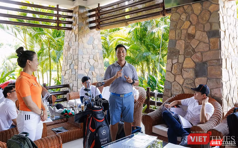 Huấn luyện viên của sân VinPearl Golf Phú Quốc Resort giới thiệu về lịch sử bộ môn golf và các loại gậy sử dụng trong bộ môn thể thao quý tộc này.