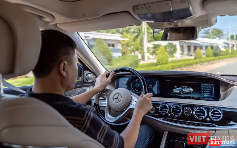 Người lái dễ dàng nắm bắt mọi thông tin xe thông qua 2 màn hình màu cỡ lớn 12,3 inch với nhiều tùy biến chủ đề. Tất cả đều hiển thị hoàn toàn bằng tiếng Việt.