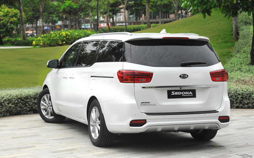 Cụm đèn hậu và đèn phản quang đã được làm mới.