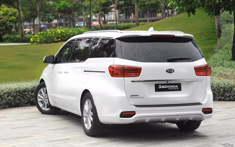 Cụm đèn hậu và đèn phản quang đã được làm mới.