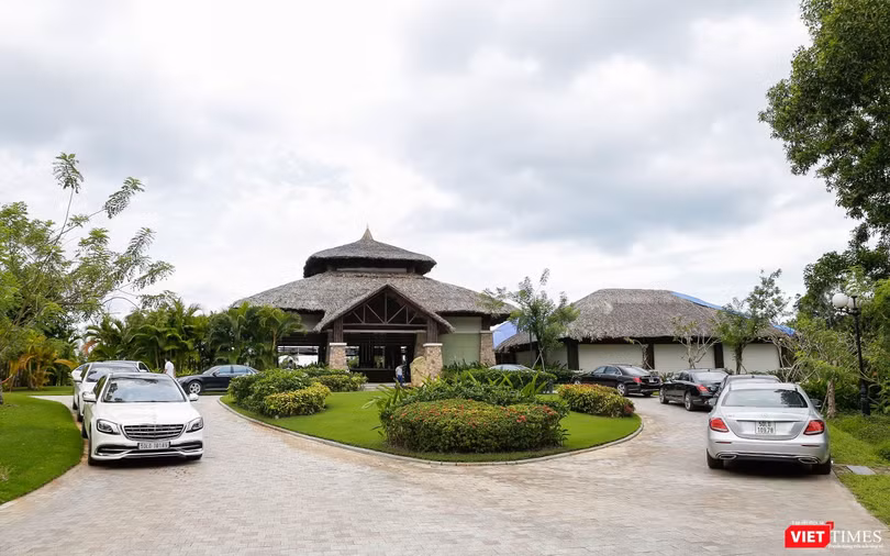 Đoàn xe Mercedes-Benz S-Class và S Maybach dừng đỗ trước sảnh khu vực sân VinPearl Golf Phú Quốc Resort.