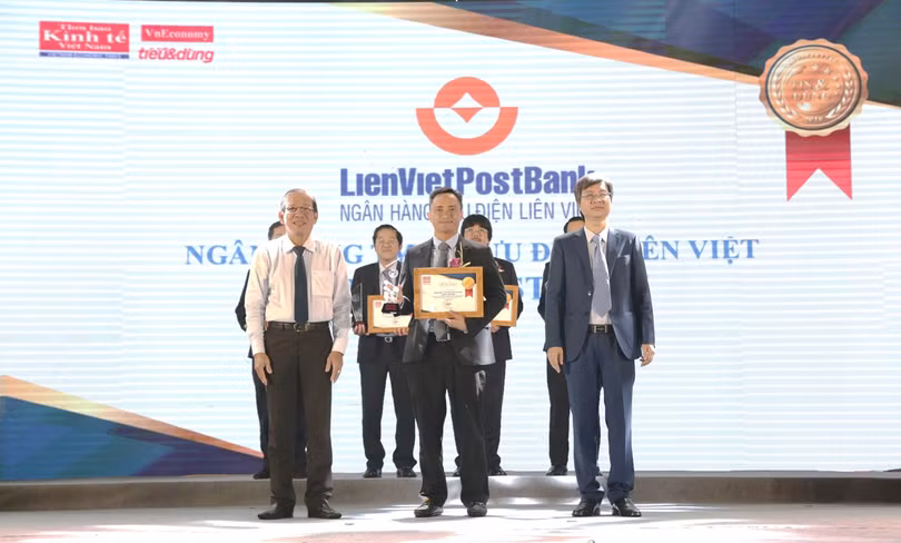 Ông Dương Công Toàn – Thành viên HĐQT LienVietPostBank đại diện nhận cúp của Ban tổ chức Chương trình Tin & Dùng Việt Nam 2018 Ông Dương Công Toàn – Thành viên HĐQT LienVietPostBank đại diện nhận cúp của Ban tổ chức Chương trình Tin & Dùng Việt Nam 2018