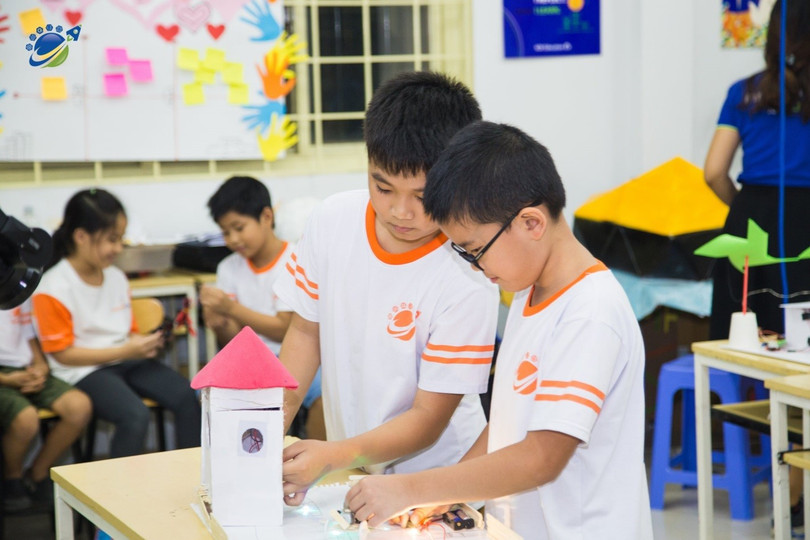 Các em học sinh KDI Education trong tiết thực hành tại phòng học STEM.