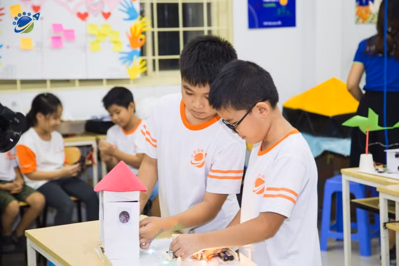 Các em học sinh KDI Education trong tiết thực hành tại phòng học STEM. Các em học sinh KDI Education trong tiết thực hành tại phòng học STEM.