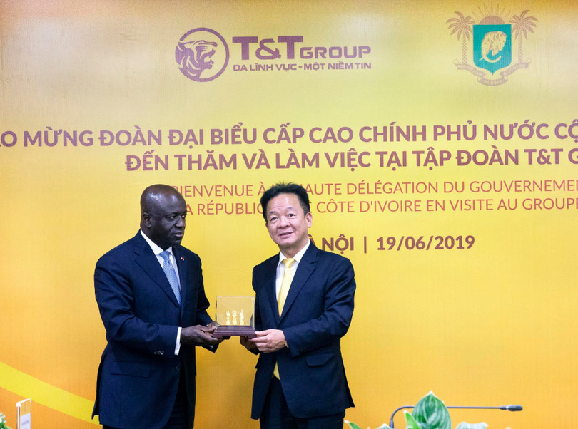 Chủ tịch HĐQT kiêm Tổng Giám đốc Tập đoàn T&T Group Đỗ Quang Hiển trao quà lưu niệm cho Bộ trưởng Bộ Ngoại giao Bờ Biển Ngà Marcel Amon Tanoh