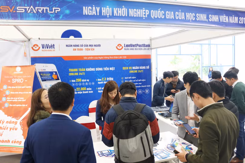 Gian hàng Ví Việt – Ngân hàng số của LienVietPostBank thu hút đông đảo học sinh, sinh viên và các bạn trẻ hưởng ứng tham gia. Gian hàng Ví Việt – Ngân hàng số của LienVietPostBank thu hút đông đảo học sinh, sinh viên và các bạn trẻ hưởng ứng tham gia.