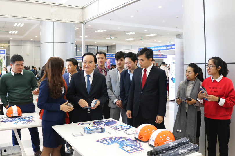 Bộ trưởng Bộ Giáo dục và Đào tạo Phùng Xuân Nhạ (Hàng trước – thứ 2 từ trái sang) thăm quan gian hàng Ví Việt và trao đổi về sản phẩm này Bộ trưởng Bộ Giáo dục và Đào tạo Phùng Xuân Nhạ (Hàng trước – thứ 2 từ trái sang) thăm quan gian hàng Ví Việt và trao đổi về sản phẩm này