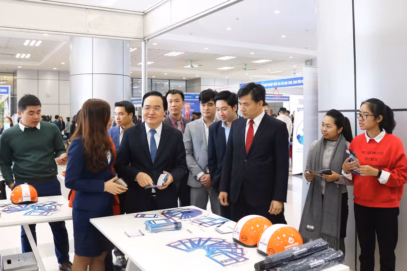 Bộ trưởng Bộ Giáo dục và Đào tạo Phùng Xuân Nhạ (Hàng trước – thứ 2 từ trái sang) thăm quan gian hàng Ví Việt và trao đổi về sản phẩm này Bộ trưởng Bộ Giáo dục và Đào tạo Phùng Xuân Nhạ (Hàng trước – thứ 2 từ trái sang) thăm quan gian hàng Ví Việt và trao đổi về sản phẩm này