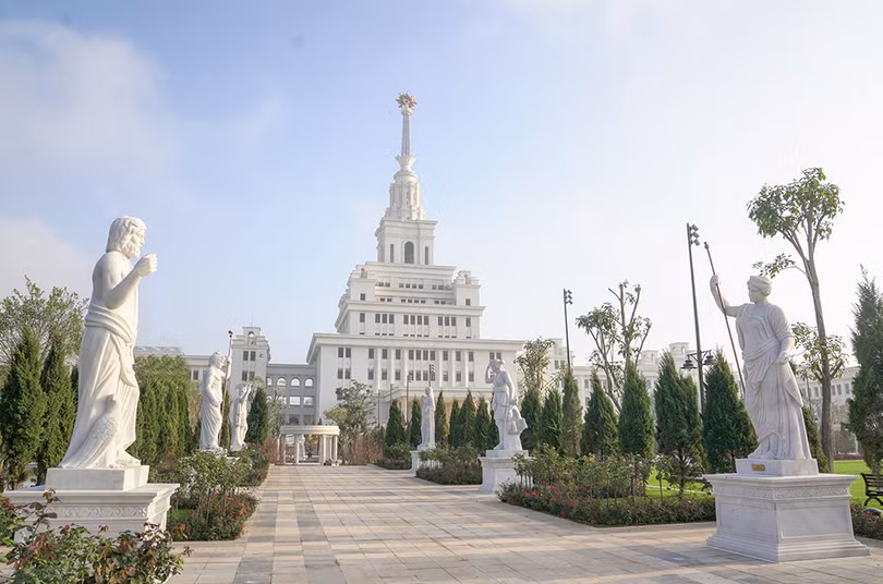 Toàn bộ ngôi trường mang kiến trúc Gothic, đặc trưng bởi các trục đứng gợi nhắc những cột đá La Mã hướng thẳng lên trời nhằm gửi gắm thông điệp 