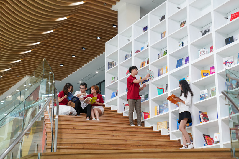 Thư viện kỹ thuật số rộng 4.000m2 với nguồn tài liệu khổng lồ, hoạt động 24/7, là trái tim của đại họ VinUni, là nơi lý tưởng cho việc học nhóm, nghiên cứu và bàn thảo các dự án khởi nghiệp. 