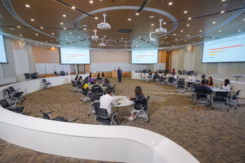 Trường có 9 khối nhà, gồm tòa nhà chính, ký túc xá, khu phức hợp thể thao, thư viện, các phòng thí nghiệm và trung tâm mô phỏng… đảm bảo tối ưu trải nghiệm việc giảng dạy và học tập cho quy mô 3.500 sinh viên