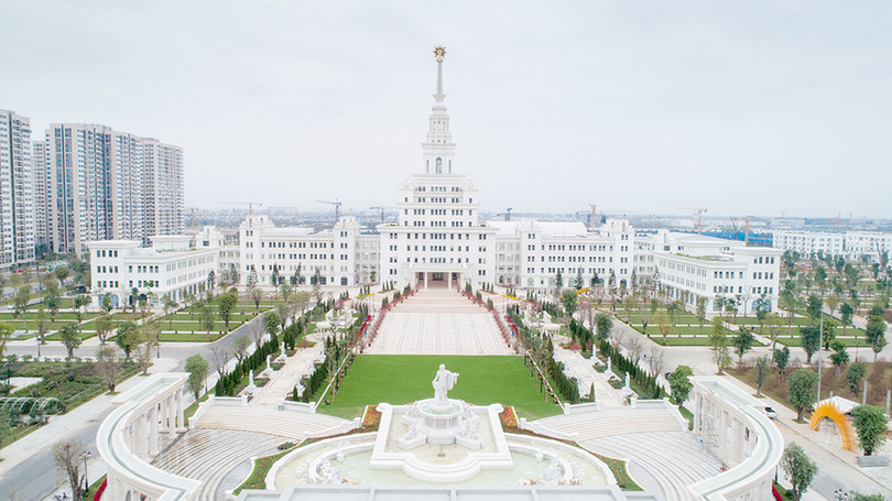 Đặc biệt, VinUni sở hữu khuôn viên xanh, thông minh và tiết kiệm năng lượng với tỉ lệ 86% là cây xanh, nhiều vườn trên cao và toàn bộ 1.000 m2 trên mái tòa nhà thí nghiệm là tấm lợp pin mặt trời