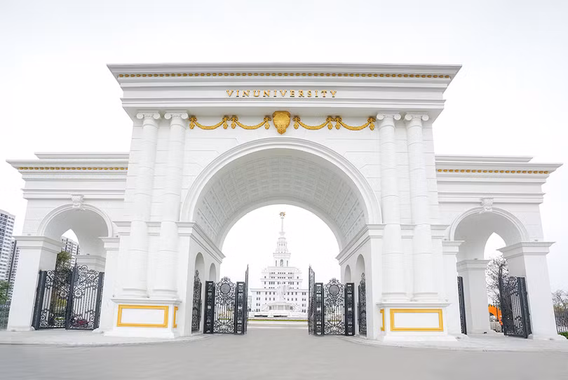 ngay từ khi khởi sự, VinUni đã hợp tác chặt chẽ với hai trường Đại học tinh hoa hàng đầu thế giới là Đại học Cornell và Đại học Pennsylvania. Hai đối tác chiến lược thuộc nhóm Ivy League (Mỹ), thuộc Top 20 Đại học hàng đầu thế giới 