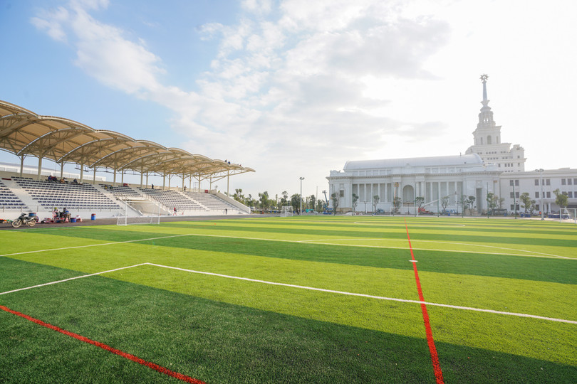 ...sân vận động và khu thể thao ngoài trời.