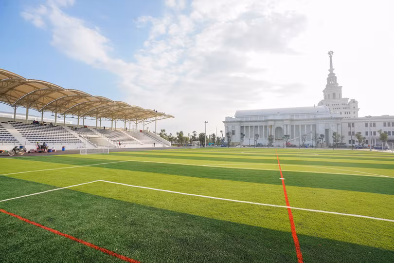 ...sân vận động và khu thể thao ngoài trời.