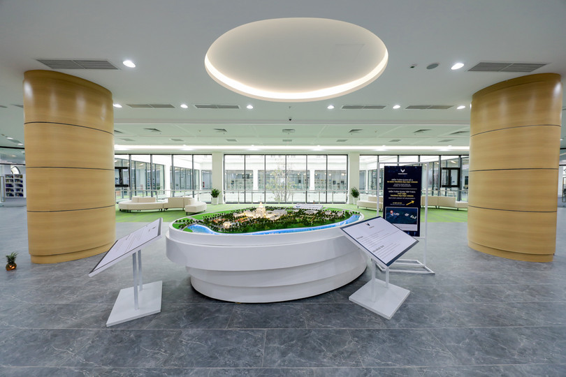 Sau 14 tháng triển khai thần tốc, VinUni đã hoàn thiện trên tổng diện tích 23 ha, hệ thống cơ sở vật chất được xây dựng theo các tiêu chuẩn QS 5 sao của Quacquarelli Symonds - tổ chức kiểm định giáo dục hàng đầu thế giới