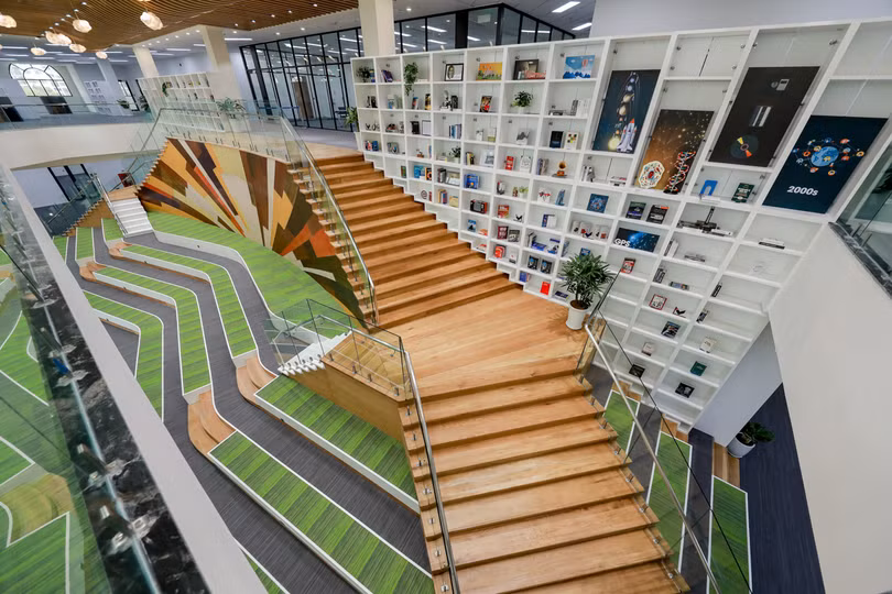 Thiết kế bên ngoài là kiến trúc tân cổ điển tráng lệ và ấn tượng, nhưng nội thất bên trong của VinUni hoàn toàn hiện đại và tiên tiến, với chất lượng cao nhất để phục vụ học thuật. 