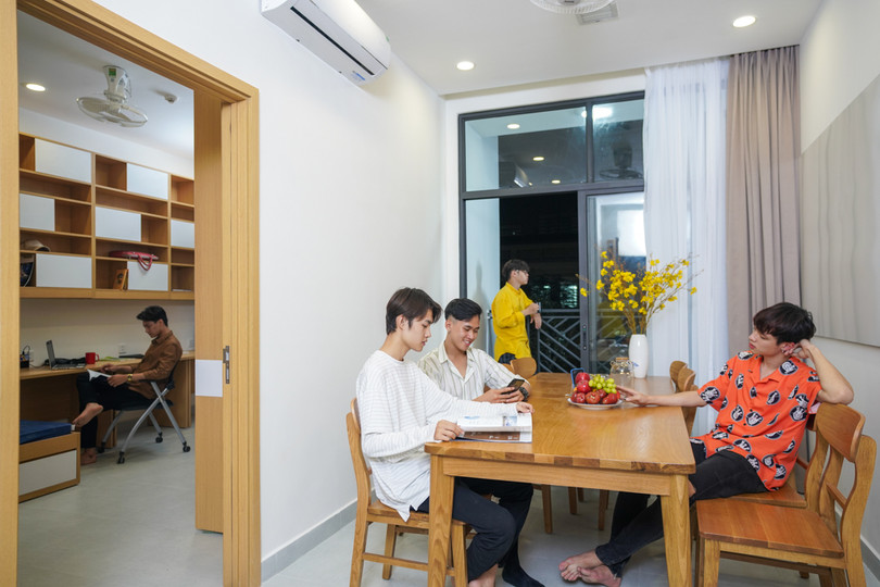 Ký túc xá có diện tích lớn theo mô hình “3 cùng”: cùng học, cùng sống, cùng làm việc; với đầy đủ căng tin, phòng y tế, khu tự học, các cửa hàng tiện ích và không gian thư giãn sau giờ học