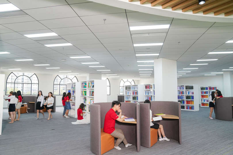 Các phòng học, giảng đường đều được thiết kế linh hoạt, nhiều ánh sáng, nhiều không gian mở, nhằm khơi dậy sự hợp tác, sáng tạo của giảng viên và sinh viên. 