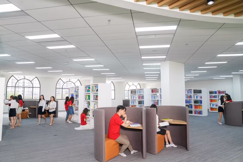 Các phòng học, giảng đường đều được thiết kế linh hoạt, nhiều ánh sáng, nhiều không gian mở, nhằm khơi dậy sự hợp tác, sáng tạo của giảng viên và sinh viên. 