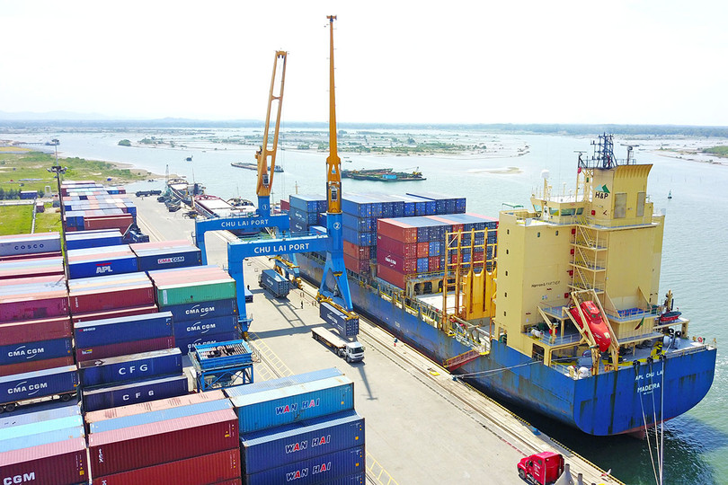 Hàng hóa được đưa lên tàu APL tại cảng Chu Lai để xuất khẩu sang công ty JMK. Hàng hóa được đưa lên tàu APL tại cảng Chu Lai để xuất khẩu sang công ty JMK.