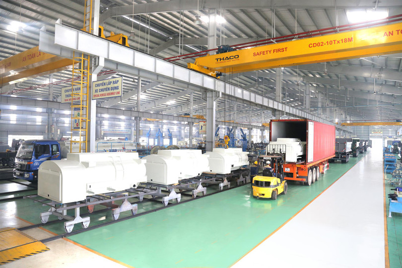 Bồn nhiên liệu 3.000 lít được đóng container trước khi vận chuyển ra cảng Chu Lai. Bồn nhiên liệu 3.000 lít được đóng container trước khi vận chuyển ra cảng Chu Lai.