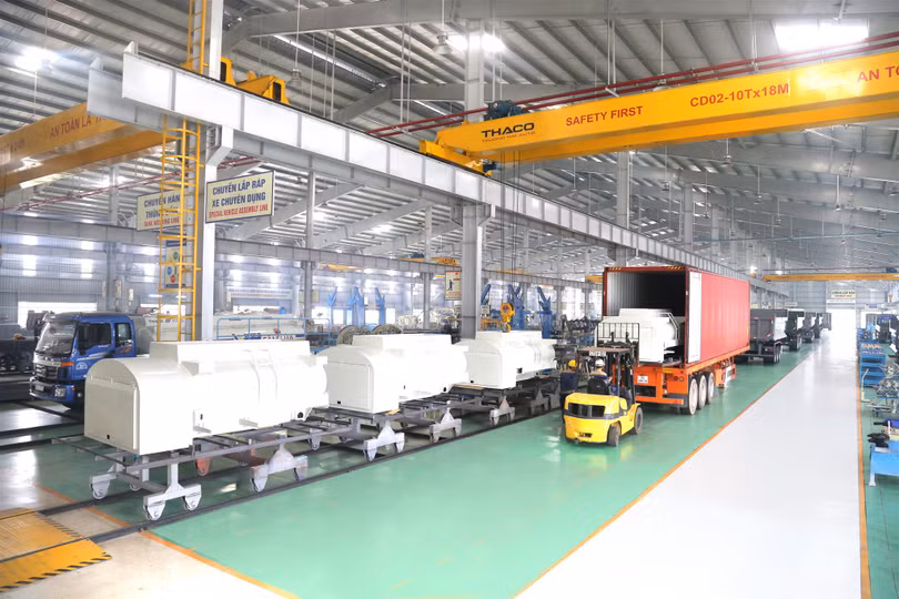 Bồn nhiên liệu 3.000 lít được đóng container trước khi vận chuyển ra cảng Chu Lai.