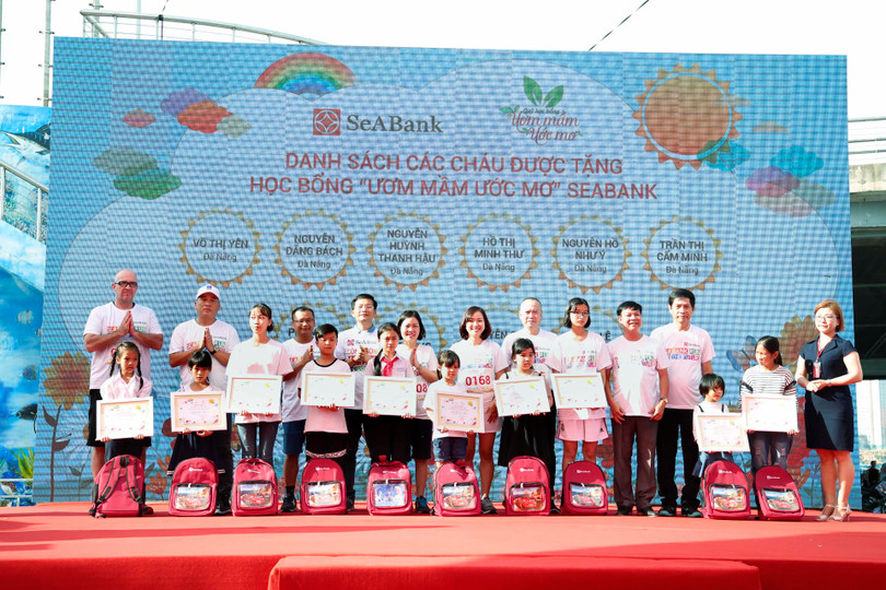 SeABank và các nhà tài trợ trao tặng 10 suất học bổng Ươm mầm Ước mơ cho các em học sinh giỏi có hoàn cảnh khó khăn ở thành phố Đà Nẵng, Huế, Quảng Ngãi, Quảng Trị. SeABank và các nhà tài trợ trao tặng 10 suất học bổng Ươm mầm Ước mơ cho các em học sinh giỏi có hoàn cảnh khó khăn ở thành phố Đà Nẵng, Huế, Quảng Ngãi, Quảng Trị.