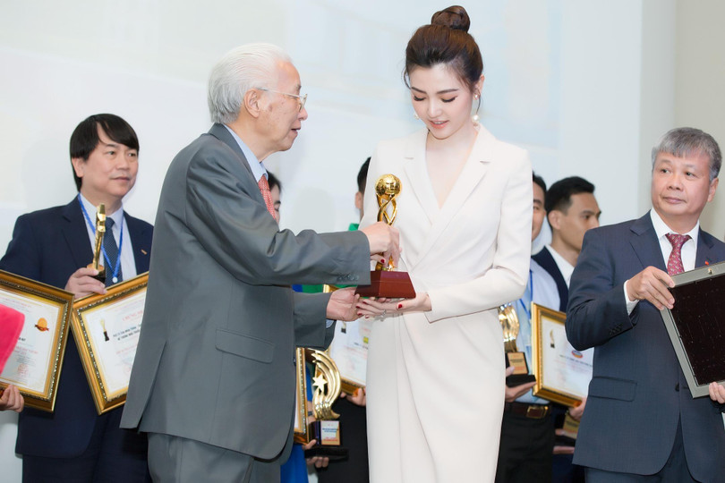 Sunshine Group vinh dự lọt “Top 10 Doanh nghiệp tiêu biểu Châu Á” và “Top 10 thương hiệu được tin dùng nhất Châu Á” dành cho Sunshine Homes Sunshine Group vinh dự lọt “Top 10 Doanh nghiệp tiêu biểu Châu Á” và “Top 10 thương hiệu được tin dùng nhất Châu Á” dành cho Sunshine Homes