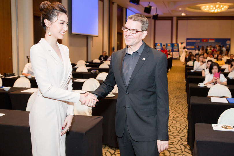 Sự xuất hiện của Sunshine Group và Sunshine Homes mở ra cơ hội xúc tiến thương mại với các nhà đầu tư nước ngoài cùng tham gia diễn đàn. Sự xuất hiện của Sunshine Group và Sunshine Homes mở ra cơ hội xúc tiến thương mại với các nhà đầu tư nước ngoài cùng tham gia diễn đàn.