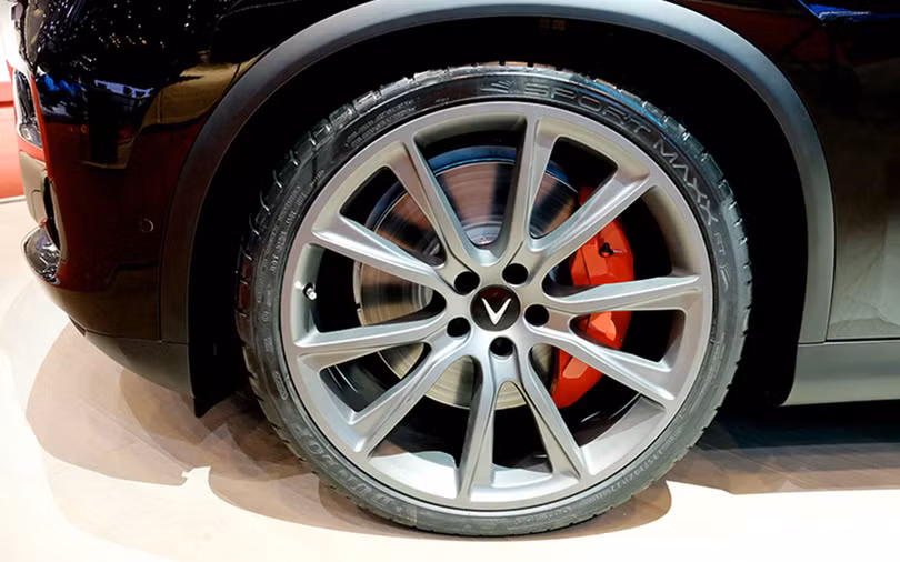 Phong cách thể thao được thể hiện rõ ràng qua bộ lốp và bộ la-zăng cỡ lớn 22 inch.