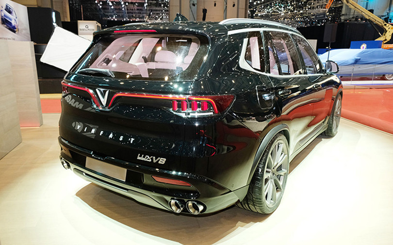 So với phiên bản tiêu chuẩn, Lux V8 được bổ sung thêm các chi tiết cao cấp để tôn thêm vẻ cao cấp cho thiết kế ngoại hình.