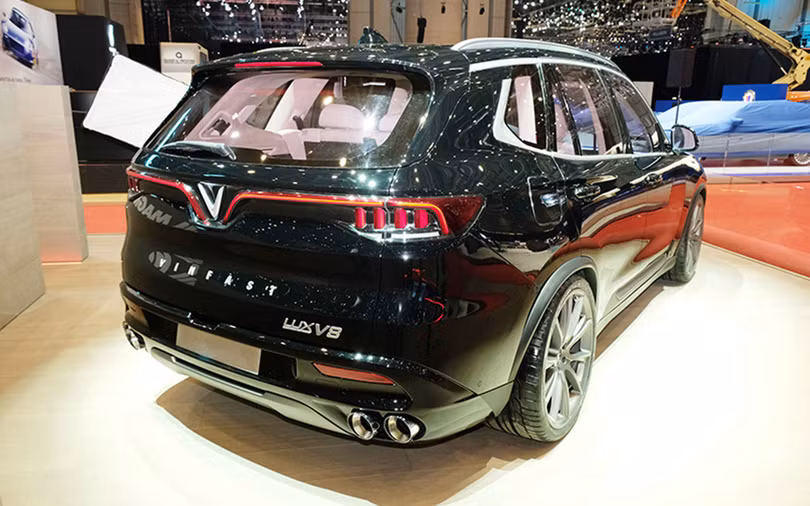 So với phiên bản tiêu chuẩn, Lux V8 được bổ sung thêm các chi tiết cao cấp để tôn thêm vẻ cao cấp cho thiết kế ngoại hình.