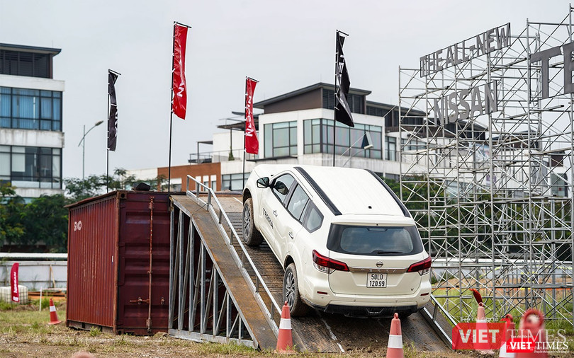 Bài thử này sẽ cho người tham gia trải nghiệm tính năng hỗ trợ khởi hành ngang dốc và kiểm soát đổ đèo.