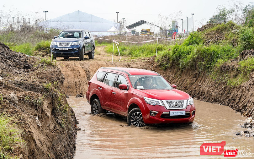 Độ khó của bài thử này nằm ở đoạn dốc cao đất đá khi các bánh tiếp xúc ở các điều kiện địa hình khác nhau, khóa vi sai cầu sau là trợ thủ đắc lực cho Nissan Terra.