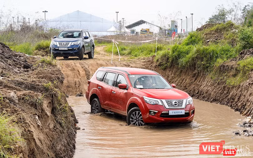 Độ khó của bài thử này nằm ở đoạn dốc cao đất đá khi các bánh tiếp xúc ở các điều kiện địa hình khác nhau, khóa vi sai cầu sau là trợ thủ đắc lực cho Nissan Terra.