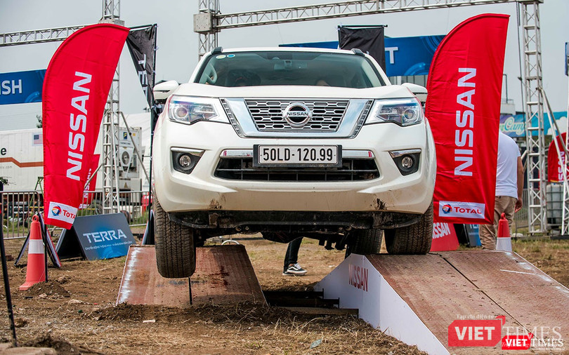 Đây là bài thử cơ bản không thể thiếu trong các chương trình trải nghiệm lái xe địa hình. Nó sẽ cho thấy sự ưu việt của hệ thống dẫn động 4 bánh và khả năng kiểm soát lực kéo trên từng bánh khi một trong các bánh xe bị mất độ bám đường