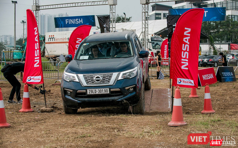 Bài đường gập ghềnh thể hiện tính năng kiểm soát cân bằng động của Nissan Terra.