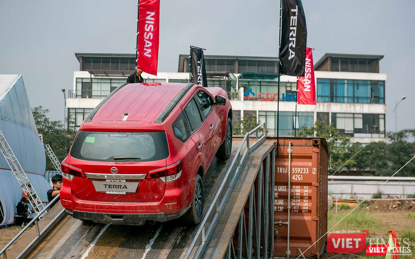 Ngoài ra, kĩ thuật viên viên còn yêu cầu người lái bật camera 360 sau đó căn xe thẳng dốc giúp quan sát mọi thứ xung quanh một cách dễ dàng.