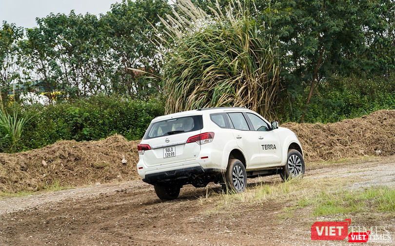 Chiếc xe sẽ trượt trên đoạn đường đất nhưng vẫn theo kiểm soát của người lái, cùng với đó, đuôi xe văng sẽ mang tới cảm giác “drift” phấn khích cho người lái.