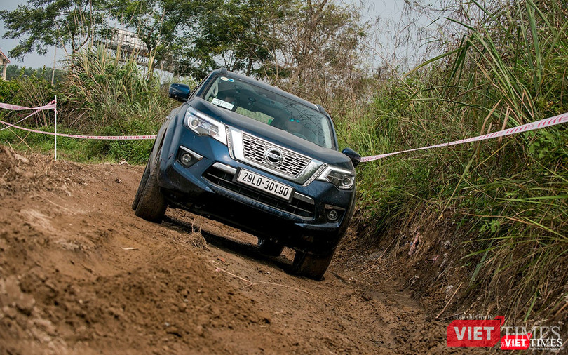 Đây là bài thử khá dễ dàng cho chiếc Nissan Terra, khi đi trên đường nghiêng, người lái xe phải giữ thẳng vô lăng, với khả năng cân bằng và bám đường, chiếc xe sẽ từ từ vượt qua.