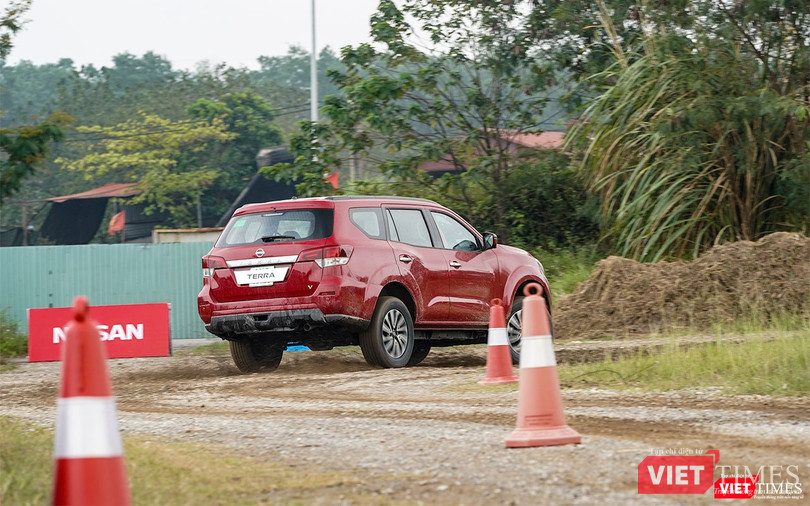 Kĩ thuật viên viên sẽ yêu cầu người lái đạp ga lên tới tốc độ 50 km/h sau đó bỏ chân ga, chân phanh, đánh lái nhẹ sang trái tiếp đó đánh lái gắt sang phải.