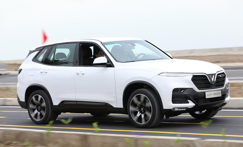 VinFast Lux SA2.0 hoàn thiện đầu tiên có màu sơn trắng, được trang bị động cơ DOHC 2.0L, công suất 228 mã lực.