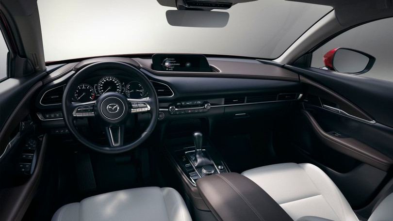 Nội thất của Mazda CX-30 rõ ràng chịu ảnh hưởng rất lớn từ thiết kế của Mazda 3 2019.