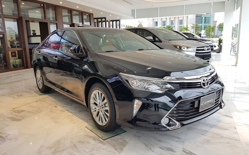 Toyota Camry hiện đang được các đại lý giảm giá khá mạnh từ 40-60 triệu đồng.