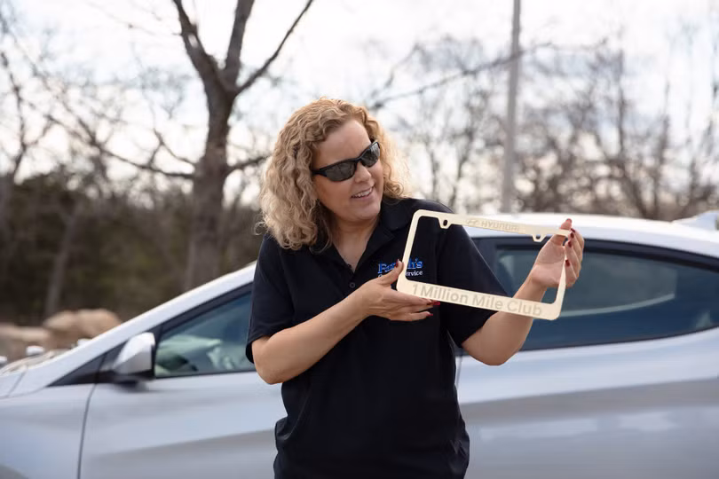 Cô Haines rất bất ngờ khi được Hyundai tặng một chiếc Elantra 2019 mới.